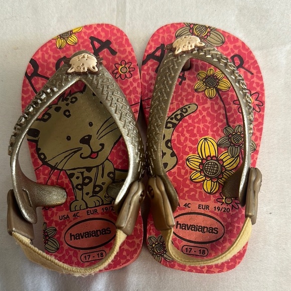 Havaianas Pink and Gold Flip Flops with Floral Pattern - Picture 4 of 5